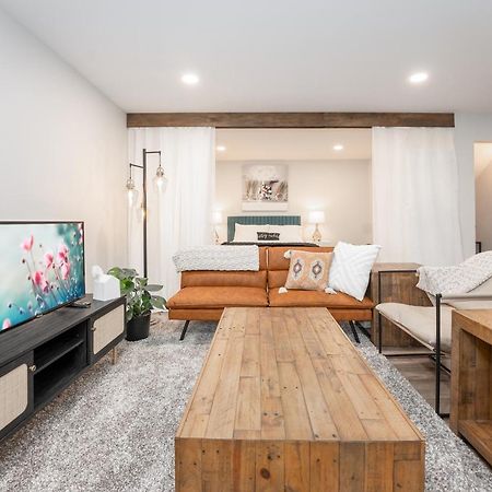 ホテル Copperwood Cozy Cellar With Hot Tub レスブリッジ エクステリア 写真