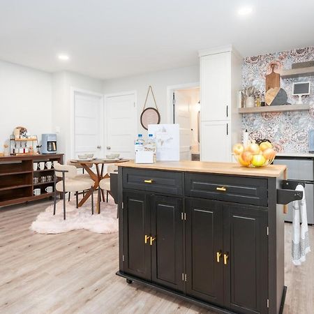 ホテル Copperwood Cozy Cellar With Hot Tub レスブリッジ エクステリア 写真