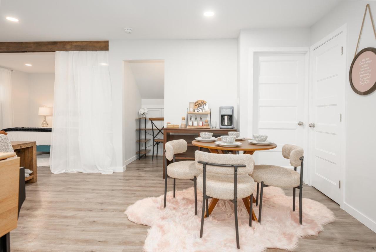 ホテル Copperwood Cozy Cellar With Hot Tub レスブリッジ エクステリア 写真