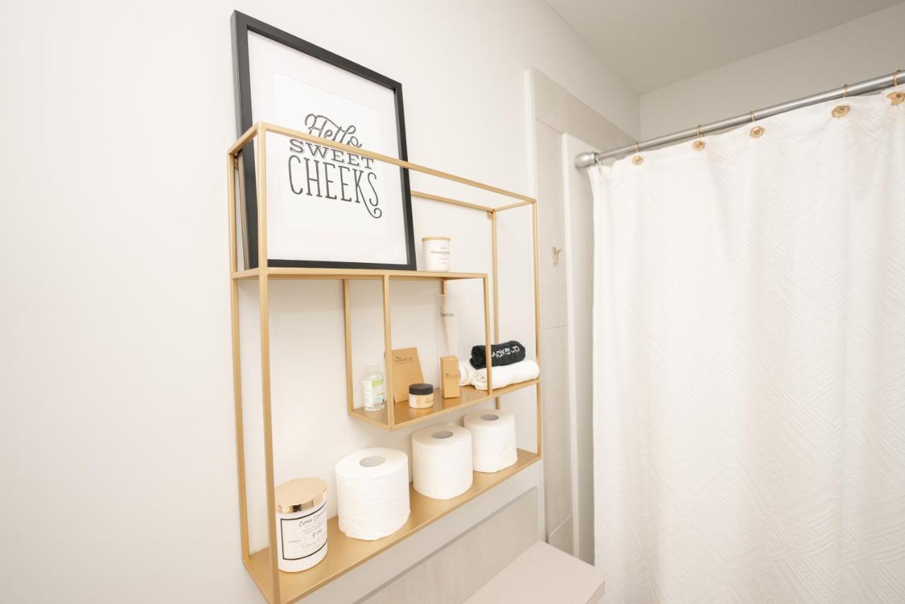 ホテル Copperwood Cozy Cellar With Hot Tub レスブリッジ エクステリア 写真