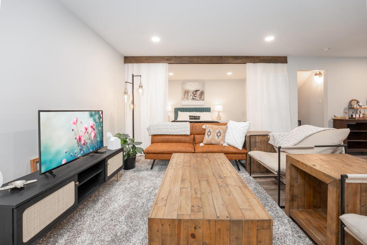 ホテル Copperwood Cozy Cellar With Hot Tub レスブリッジ エクステリア 写真